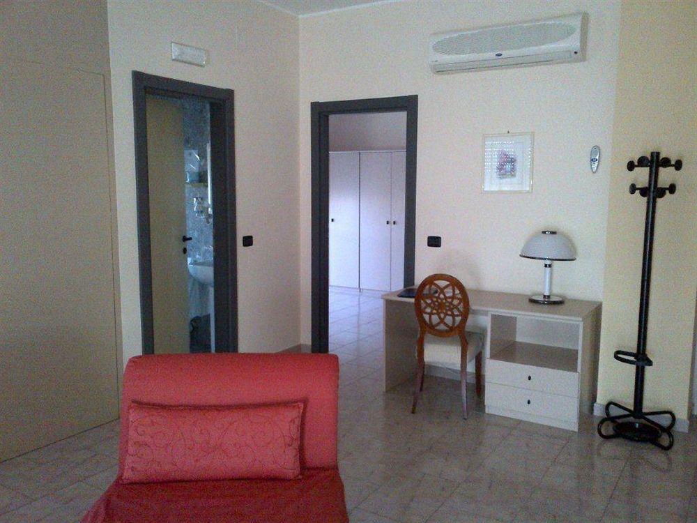 Rondo' Hotel บารี ภายนอก รูปภาพ