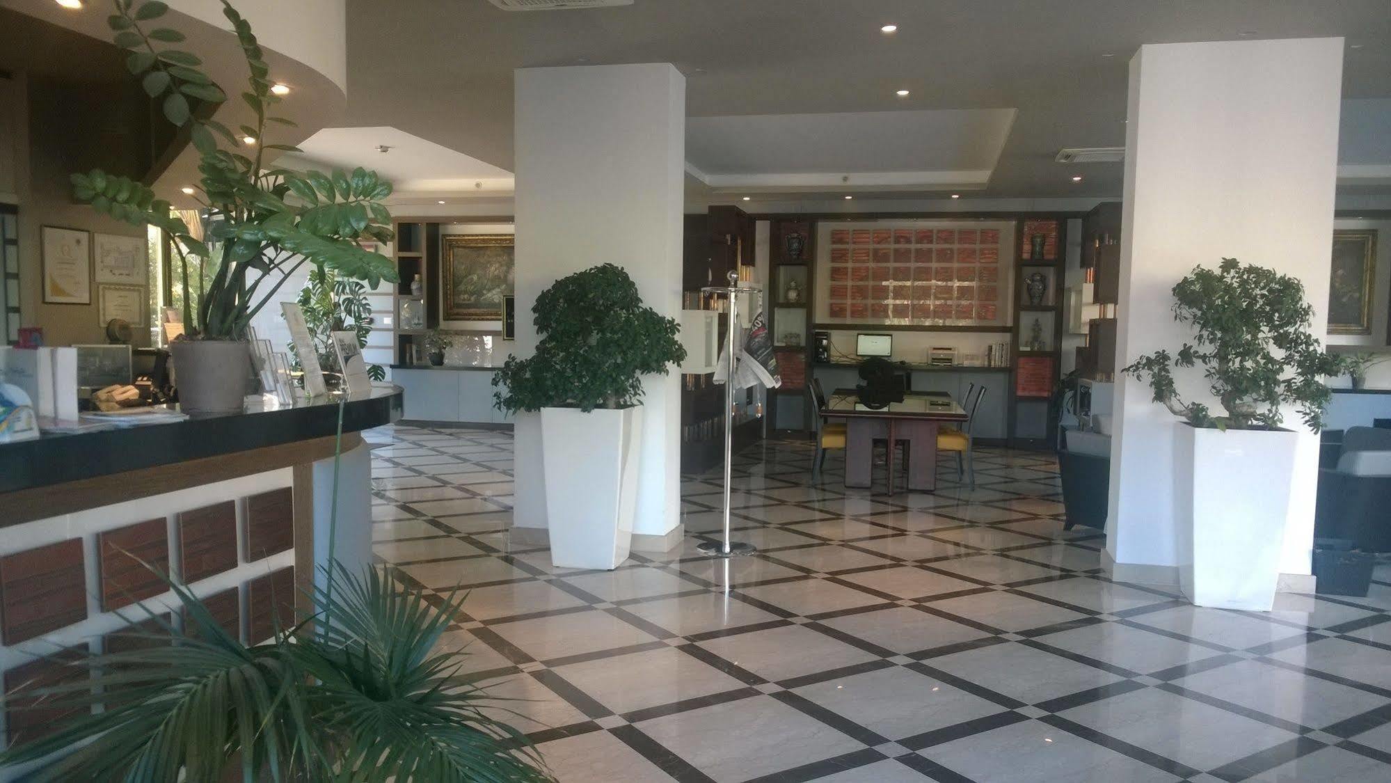 Rondo' Hotel บารี ภายนอก รูปภาพ