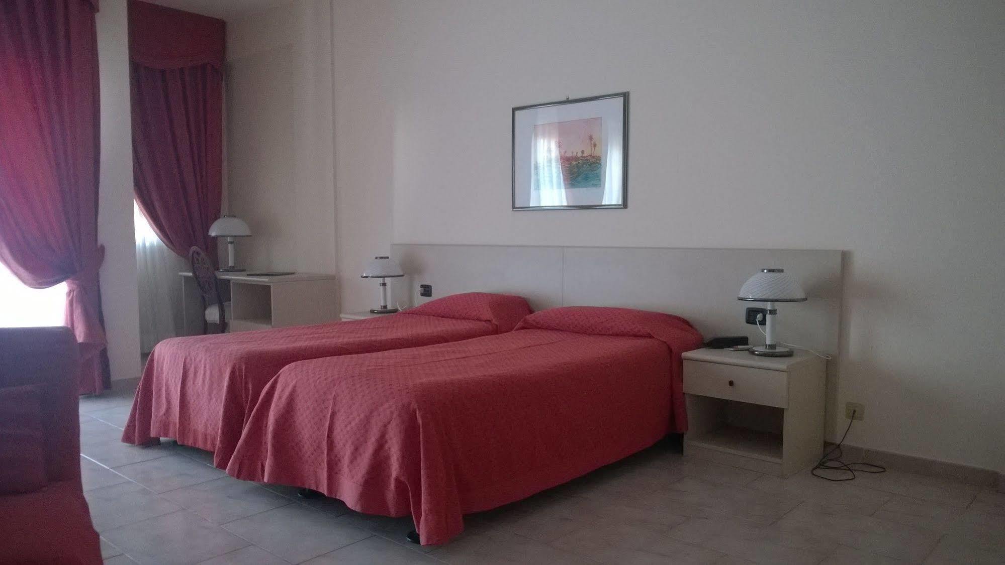 Rondo' Hotel บารี ภายนอก รูปภาพ