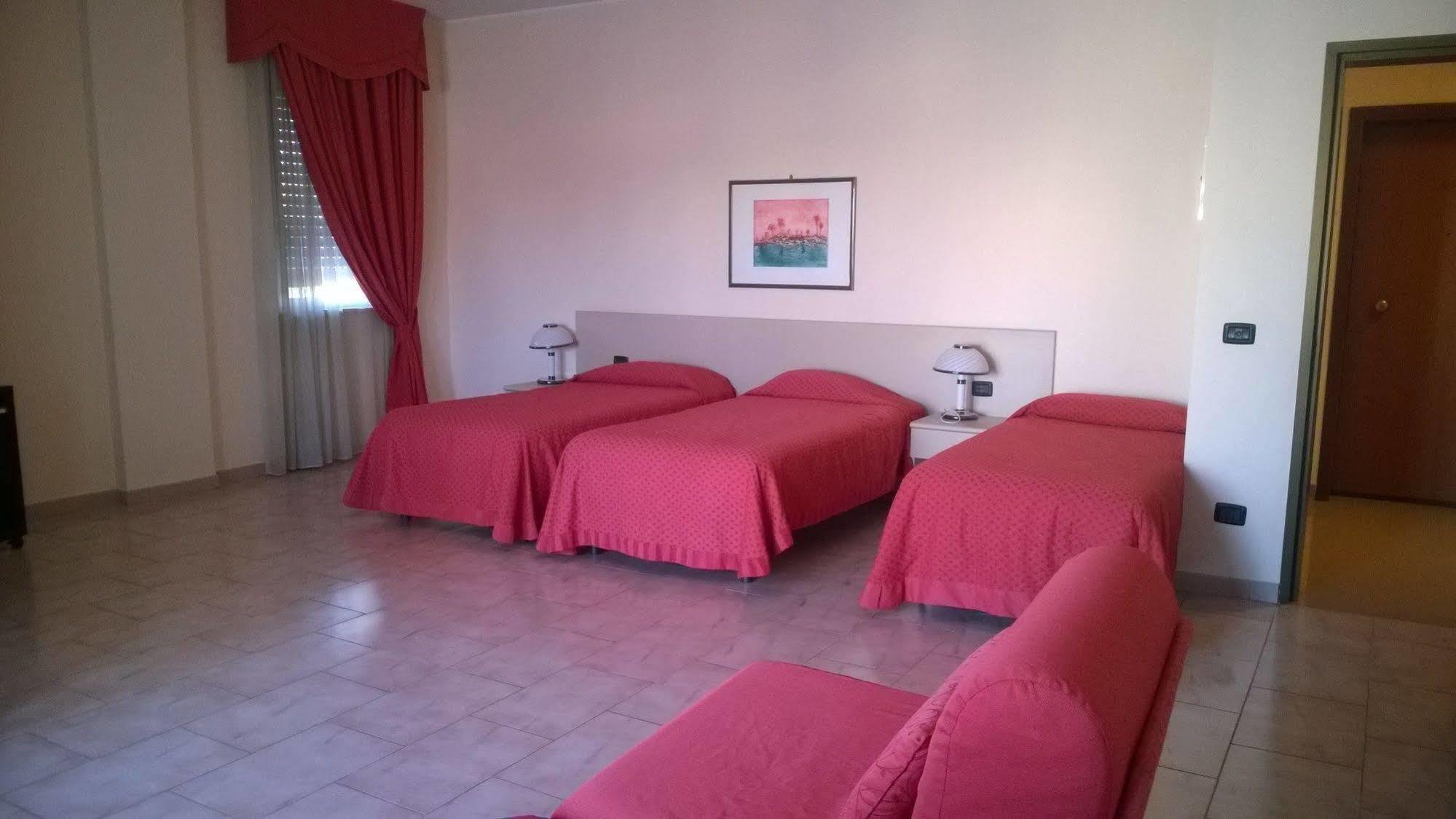 Rondo' Hotel บารี ภายนอก รูปภาพ