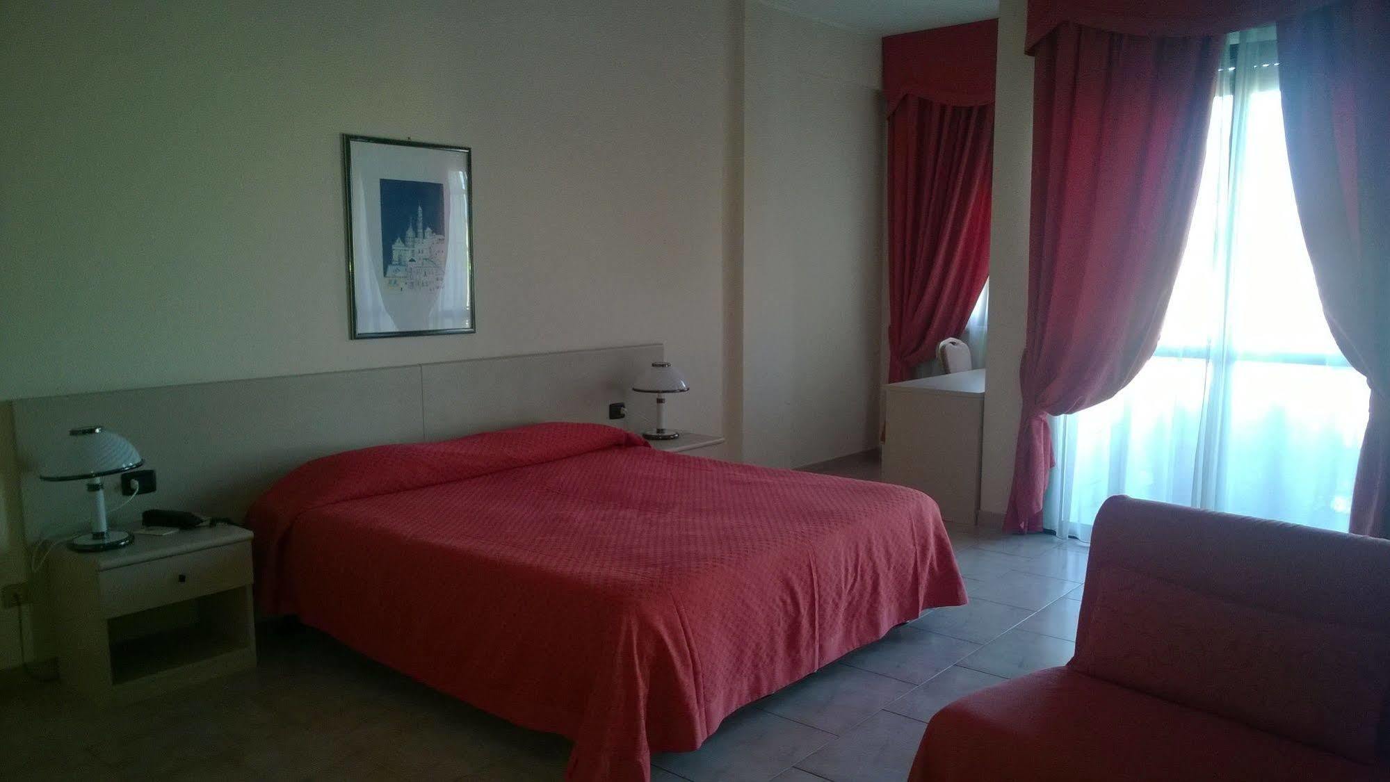 Rondo' Hotel บารี ภายนอก รูปภาพ